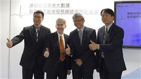 華碩健康攜手瑞士醫療數據公司華碩雲端子公司華碩健康7日宣布與瑞士醫療數據公司Clinerion合作發展臨床試驗醫療服務網絡，華碩電腦全球副總裁謝明傑（右2）、華碩雲端暨華碩健康總經理吳漢章（右1）出席記者會。中央社記者吳家豪攝　106年12月7日