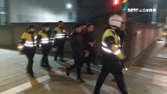 44黑衣人深夜談判　警搜信號彈逮人