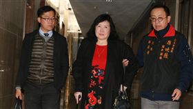 掌摑鄭麗君 鄭惠中列妨害公務被告限制住居資深藝人鄭惠中(中)22日在餐會上掌摑文化部長鄭麗君，晚間主動到台北地檢署說明，訊後被列為妨害公務等罪嫌被告，並限制住居。中央社記者蕭博文攝 108年1月22日