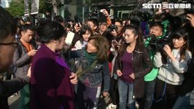 鄭麗君掌摑／鄭惠中遭罵丟臉　應曉薇嗆：欺負低收入戶對嗎
民眾衝向前飆罵