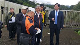 ▲時代力量立委黃國昌前往金山會勘輻射廢五金。（圖／黃國昌辦公室提供）