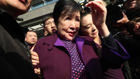 鄭惠中赴文化部道歉　鄭麗君因公務未現身資深藝人鄭惠中（中）23日上午前往文化部，欲親自為呼巴掌行為向文化部長鄭麗君致歉，鄭麗君因公務外出未現身。中央社記者吳家昇攝　108年1月23日