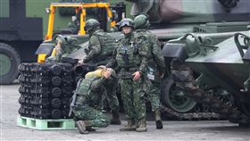 國軍反擊再戰整備演練  戰車補充彈藥國防部春節加強戰備，17日在台中進行「反擊再戰整備演練」，圖為後勤支援替M60A3戰車補充彈藥。中央社記者張皓安攝  108年1月17日
