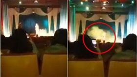 俄羅斯歌手Fenia Khaliullina在舞台上猝逝，享年53歲。
▲歌手倒地。（圖／翻攝自YouTube）
