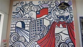 程小刀打造警局意象牆　風獅爺波麗士吸睛前金門縣駐縣藝術家程小刀為金門縣警察局金城分局金寧分駐所繪製意象牆，以風獅爺造型的警察為主角，象徵警察如同風獅爺24小時守護鄉親。中央社記者黃慧敏攝　108年1月23日