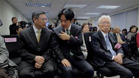 卓榮泰賴清德交換意見台灣制憲基金會23日在台北舉行開幕式，民進黨主席卓榮泰（前左）、前行政院長賴清德（中）、台灣制憲基金會董事長辜寬敏（前右）出席。圖為卓榮泰與賴清德席間交換意見。中央社記者王飛華攝  108年1月23日