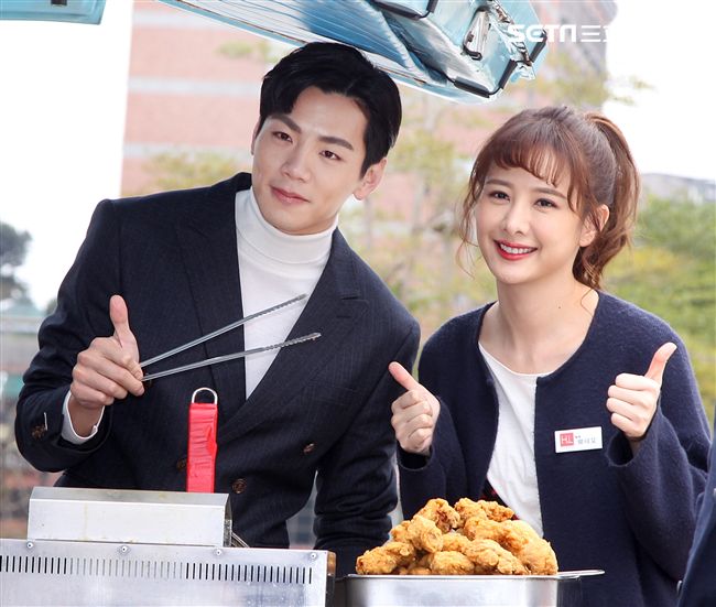 安心亞、禾浩辰出席「你有念大學嗎?慶功應援、陽副總買單」活動。（記者邱榮吉/攝影）