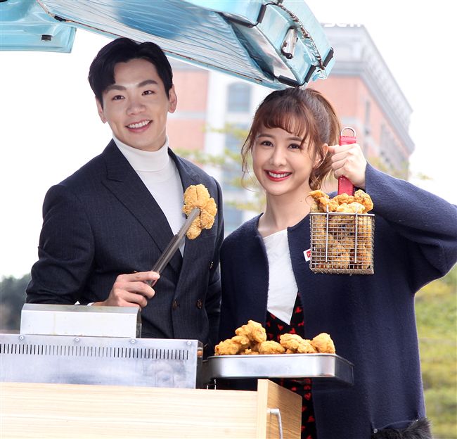 安心亞、禾浩辰出席「你有念大學嗎?慶功應援、陽副總買單」活動。（記者邱榮吉/攝影）