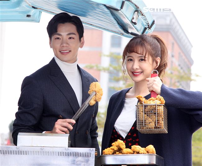 安心亞、禾浩辰出席「你有念大學嗎?慶功應援、陽副總買單」活動。（記者邱榮吉/攝影）