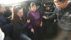 鄭惠中赴文化部（1）資深藝人鄭惠中（中）22日在資深藝人春節餐會上打了文化部長鄭麗君一記耳光；鄭惠中23日在台北市議員應曉薇（前左）陪同下，赴文化部為呼巴掌行為向鄭麗君致歉。中央社記者吳家昇攝  108年1月23日