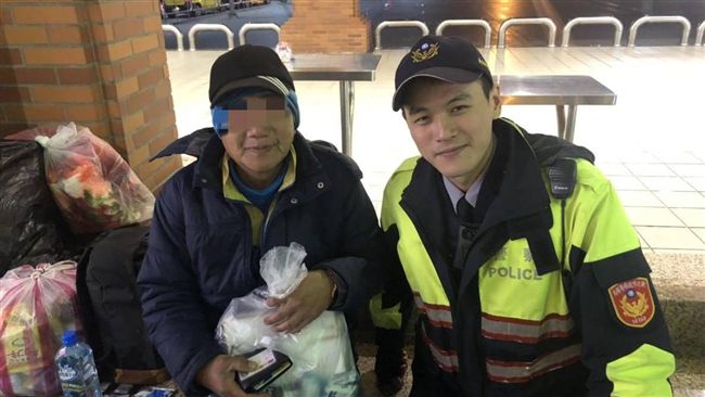 冷氣團發威　淡水警送暖撫慰街友心房