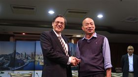 韓國瑜會晤陳明通　進行戰略對話高雄市長韓國瑜（前右）23日會晤陸委會主委陳明通（左），兩人展開一場「戰略對話」；韓國瑜說，陳明通強調的是「戰略層面」，而他談的是「經濟層面」，他說兩人對話可得出來沒有衝突，希望對高雄市有幫助。中央社記者王淑芬攝　108年1月23日