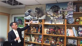 ▲鄭運鵬分享自己的收藏，手指的是哥吉拉的浮世繪。（圖／記者林仕祥攝）