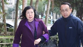 掌摑鄭麗君　北檢傳喚鄭惠中說明（1）資深藝人鄭惠中（左）22日在餐會上掌摑文化部長鄭麗君，檢方23日下午傳喚鄭惠中到台北地檢署說明案情。中央社記者張皓安攝　108年1月23日