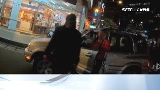 不滿按喇叭！闖紅燈騎士暴打老伯駕駛