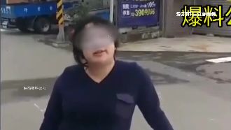 闖紅燈大暴走　狂女扯後照鏡、砸車窗