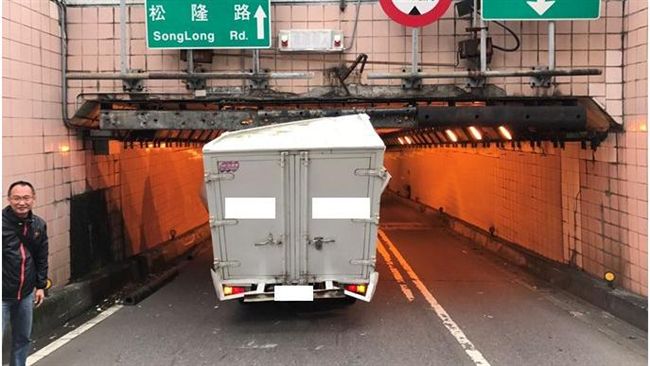 糗！貨車卡地下道　警推車解圍