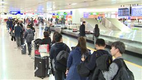 桃園機場二航廈增加抽驗比例（1）行政院長蘇貞昌要求防檢局及海關單位，針對高風險地區旅客手提行李檢疫要趕快補強100%檢驗，關務署台北關15日早上起，在桃園國際機場第二航廈增加抽驗比例，一度出現排隊人龍。中央社記者吳睿騏桃園機場攝  108年1月15日