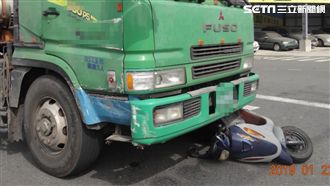 騎士遭捲進曳引車底　奇蹟僅輕傷