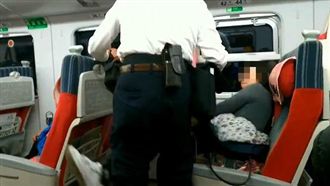 女子上火車放佛經　列車長苦勸反遭踹