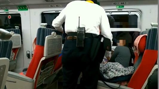 列車長遭乘客狠踹！台鐵追究法律責任