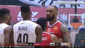 ▲夢想家洋將葛拉斯防守時誤傷拉莫斯，造成他左眼下方見血。（圖／翻攝自ABL YouTube）