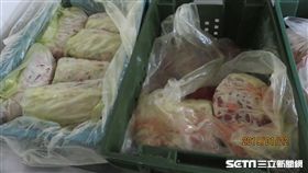 新北市衛生局稽查人員於本月22日前往後埔戰鬥雞排店位於土城的工廠稽查發現，疑似逾期的生鮮及醃漬雞肉原料共2943公斤，現場立即封存。（圖／新北市衛生局提供）