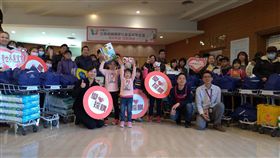 愛心湧向澎湖　幫弱勢家庭過好年（1）春節將屆，各界愛心湧向澎湖。台灣世界展望會與全聯福利中心、全聯佩樺圓夢社會福利基金會共同攜手合作「台灣離島助學行動」，23日帶著15戶關懷弱勢家庭一起至全聯採購年貨，讓他們可以安心過好年。中央社　108年1月23日