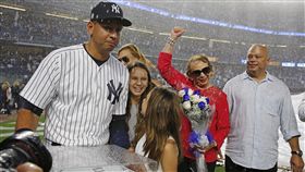 ▲羅德里格茲（左）在家人陪伴正式引退。（圖／美聯社／達志影像）