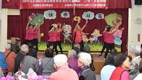 南投春節關懷弱勢　席開20桌邀長輩圍爐南投縣政府與竹山社區發展協會23日席開20桌邀請弱勢及獨居長輩圍爐，讓長輩提前感受年節氣氛，現場還有歌唱演出、年節物資發放。（南投縣政府提供）中央社記者蕭博陽南投傳真　108年1月23日