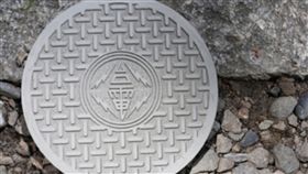 不只賣電　台電攜手設計師打造文創商品台電23日表示，人孔蓋造型煤灰杯墊使用來自林口電廠發電產生的煤灰，混搭白陶瓷土，以維修人孔蓋圖樣開模壓印，再經上千度高溫窯燒，迷你版杯墊就此誕生。（台電提供）中央社記者蔡芃敏傳真　108年1月23日