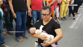 救我孩子！母抱插管嬰淚跪6分鐘　媽祖點頭了