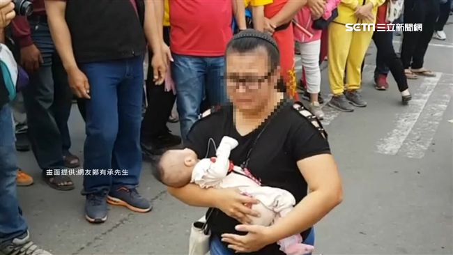 母抱病童攔轎…白沙屯媽祖慈悲賜福