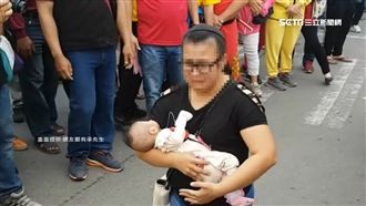 母抱病童攔轎…白沙屯媽祖慈悲賜福