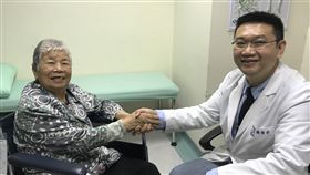 忽略假牙清潔　8旬嬤細菌感染導致腦膿瘍82歲的李阿嬤（左）日前突然發燒送醫急診，確診為左側腦膿瘍，原因竟是阿嬤輕忽假牙清潔，又有多達15顆蛀牙未治療，導致細菌感染到腦部引起，經烏日林新醫院神經外科主任鍾偉安（右）治療，身體逐步康復。（翻攝畫面）中央社記者趙麗妍傳真　108年1月23日