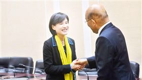 行政院長蘇貞昌24日在行政院會上當面為文化部長鄭麗君加油打氣。（圖／行政院提供）