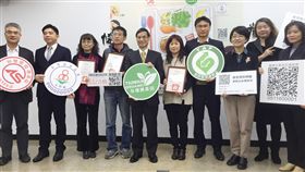 學校午餐採用4章一Q國產食材成果發表農委會23日召開「107年度推動學校午餐採用國產可溯源食材政策執行成果」記者會。農委會主委陳吉仲（右4）在會中宣布，2年內要做到100%都用4章一Q食材。中央社記者楊淑閔攝  108年1月23日