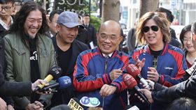 蕭青陽設計專輯入圍葛萊美  蘇揆幫集氣（2）設計師蕭青陽（左2）為董事長樂團新專輯「祭」設計的封面入圍葛萊美最佳唱片設計包裝獎。行政院長蘇貞昌（右2）24日在台北出席葛萊美行前記者會，蘇貞昌表示，他跟董事長樂團主唱吳永吉（吉董）（前右）穿一樣的外套。中央社記者徐肇昌攝  108年1月24日