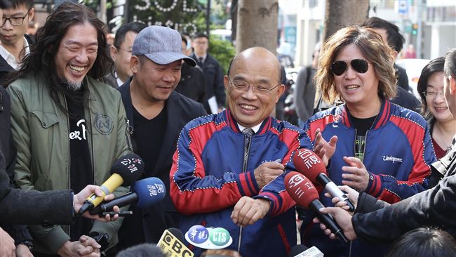 和吉董穿同款外套　蘇揆：「同一隊」