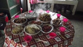 隨便吃一下！大嬸生8菜1湯…他驚呆「我們才2人」　南部人秒懂：這日常啊	（圖／爆廢公社）