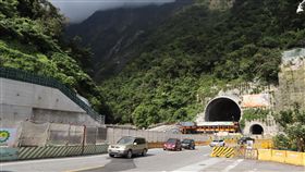 春節疏運  蘇花公路已做好準備由於春節假期將屆，車流量較大，蘇花公路改善工程處已要求蘇花公路上谷風隧道（B3標）、中仁隧道（C1A標）及仁水隧道（C2標）承包商於工地出入口、鄰近台九線道路做好交通維持，避免造成車輛堵塞，並配合相關單位做好春節疏運工作。中央社記者李先鳳攝　108年1月23日