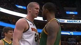 NBA／爵士金塊大亂鬥！雙雙遭驅逐
NBA,丹佛金塊,Mason Plumlee,Nikola Jokic,猶他爵士,Derrick Favors
翻攝自推特