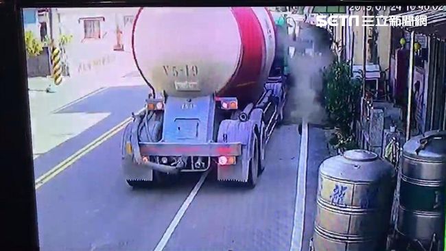 影片曝光！預拌車衝撞民宅爆炸噴火球