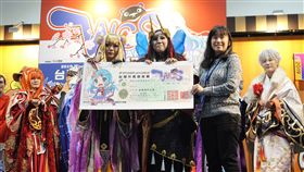 世界COSPLAY高峰會選拔台灣代表（1）「世界COSPLAY高峰會」（WCS）23日在南港展覽館選拔台灣代表，來自高雄Cosplay團體「雞鴉戰隊」（前左、前左2），裝扮台日合作「東離劍遊紀」角色奪冠，由中華動漫出版同業協進會理事長黃詠雪（前右）頒獎。中央社記者江佩凌攝　108年1月23日