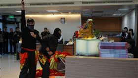 年關將近　金門警方防搶圍捕演練（2）金門縣警察局金城分局22日在銀行實施防搶圍捕演練，現場模擬兩名歹徒假冒銀行開春舞獅團人員拜年，趁著保全、行員忙於服務之際，開槍行搶。警方獲報後立即圍捕。中央社記者黃慧敏攝　108年1月22日