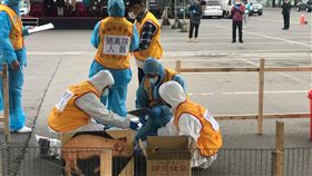彰化縣舉辦非洲豬瘟防疫演習彰化縣政府在彰化縣肉品市場舉辦「彰化縣非洲豬瘟緊急防疫演習」，演習模擬養豬場用廚餘養豬傳出豬瘟疫情，動防所人員到場後確認豬隻感染非洲豬瘟病毒並做後續處理。中央社記者吳哲豪攝　108年1月22日
