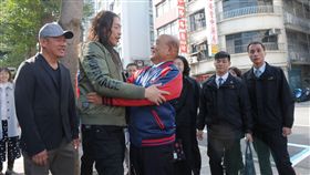 行政院長蘇貞昌24上午出席「蕭青陽設計董事長樂團專輯暨入圍葛萊美最佳唱片設計包裝」行前記者會。（圖／行政院提供）