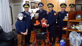 年節前夕　北市松山警關懷獨居長者農曆春節將至，台北市警察局松山分局22日表示，近來除加強重要節日維安工作外，也與松山區民防大隊共同關懷轄內獨居長者，致贈慰問金及民生物資等，讓長者感受濃濃暖意。（台北市警察局松山分局提供）中央社記者黃麗芸傳真　108年1月22日