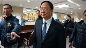 攻占行政院案  江宜樺：支持警依法驅離太陽花學運「攻占行政院」案，前行政院長江宜樺（前左2）24日到台北地方法院作證。他指出，民眾323攻占行政院當晚，警政署表示要依法驅離，他表示支持。中央社記者林長順攝  108年1月24日