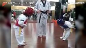 ▲小萌弟與對手開打前，先互相敬禮。（圖／AP/Jukin Media授權）